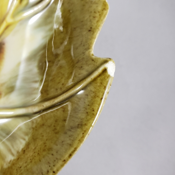 Vintage Ceramic Maple leaf dish. Signed on bottom Mel 70 - Picture 8 of 9